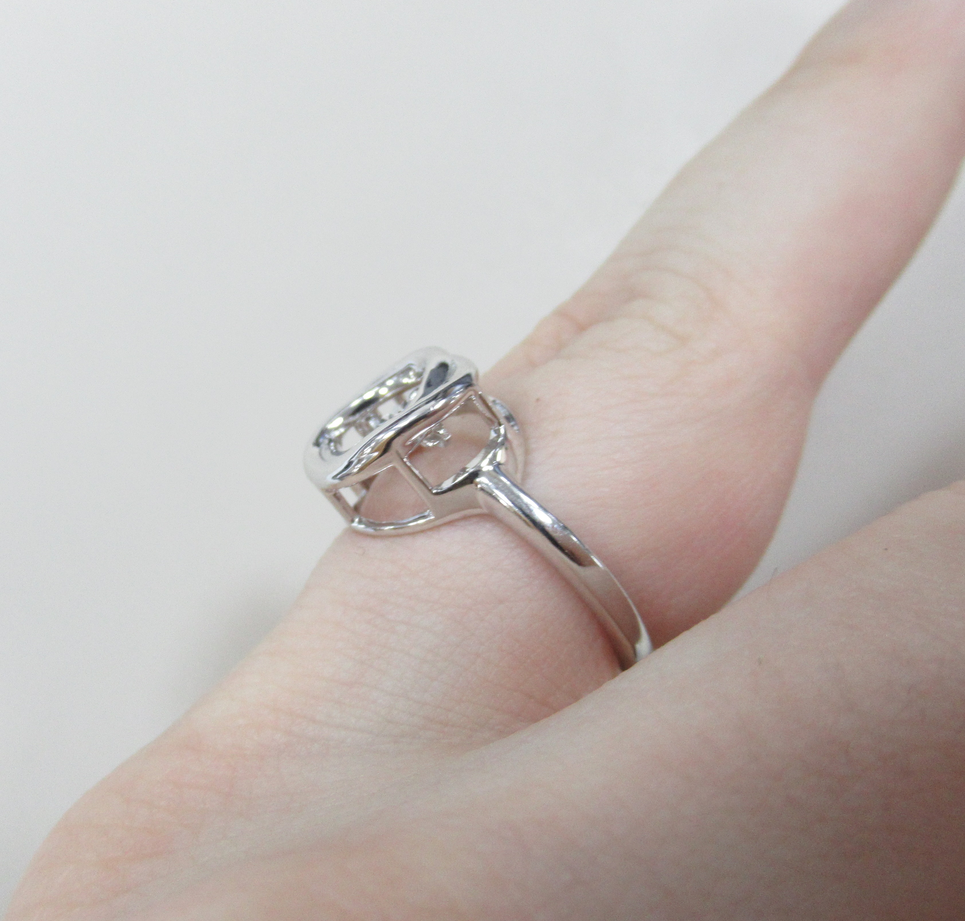 Серебряное кольцо с бриллиантом "Танцующий камень"